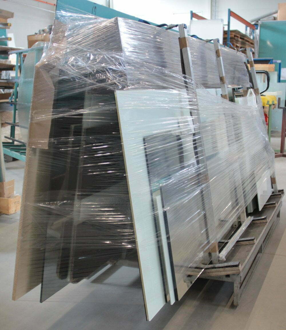 Lasit ja peilit pakattuna