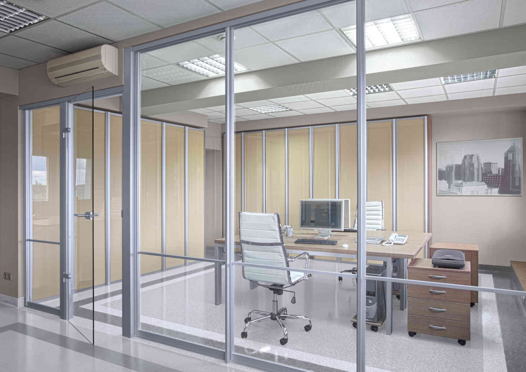 Lasinen väliseinä toimistossa neuvotteluhuoneessa.