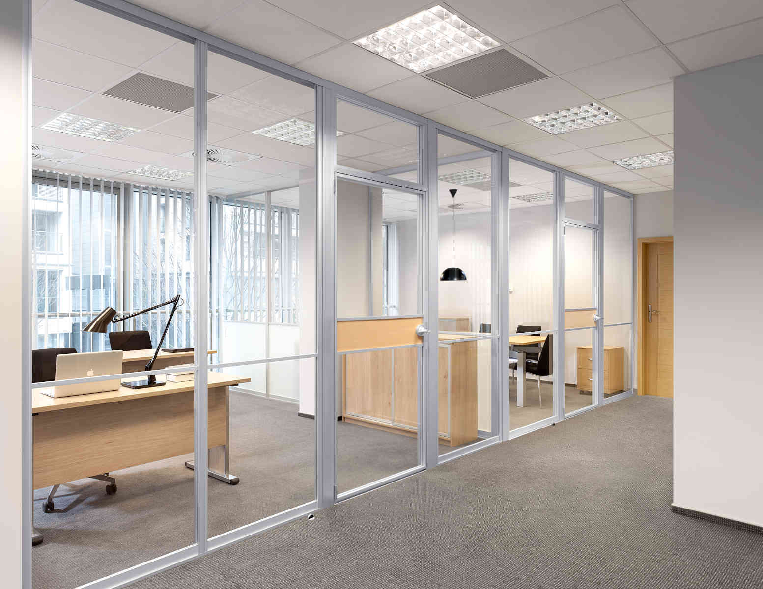 Lasinen väliseinä avotoimistossa.