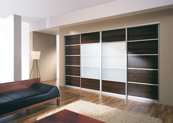 Liukuovi olohuoneessa, jossa valkoista taustamaalattua lasia.