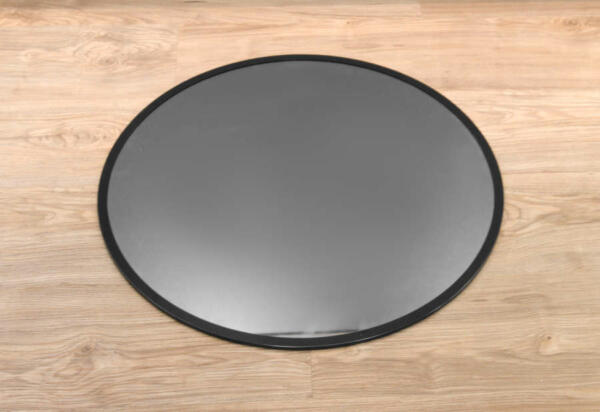 Pyöreä peili mustilla kehyksillä. Kehykset on maalattu peiliin. Näyttävät silti irtokehyksiltä.